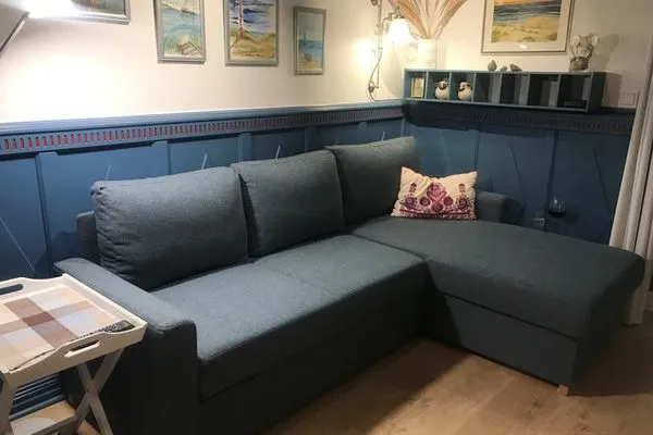 Wohnzimmer mit Flügeltür in den Garten in der Ferienwohnung Reetblick in Norddorf auf Amrum Haus Pesel Ferienwohnung *Reetblick*