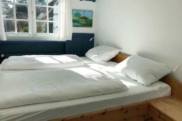 Schlafzimmer mit Doppelbett in der Ferienwohnung Reetblick in Norddorf auf Amrum Haus Pesel Ferienwohnung *Reetblick*