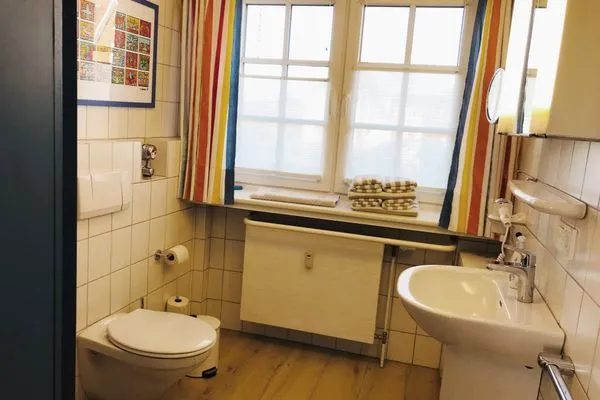 Badezimmer in der Ferienwohnung Reetblick in Norddorf auf Amrum Haus Pesel Ferienwohnung *Reetblick*