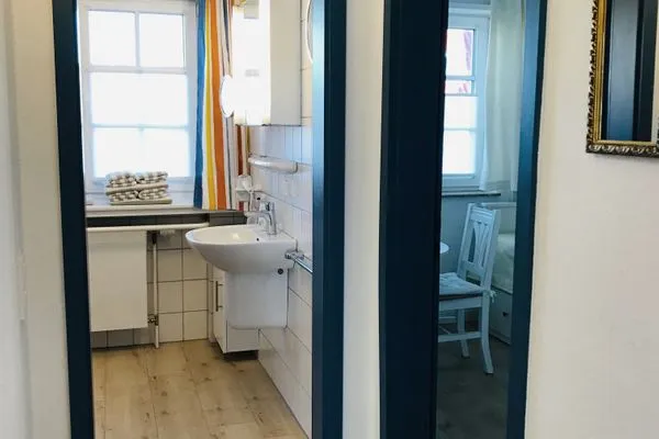 Zugang zum Badezimmer in der Ferienwohnung Reetblick in Norddorf auf Amrum Haus Pesel Ferienwohnung *Reetblick*
