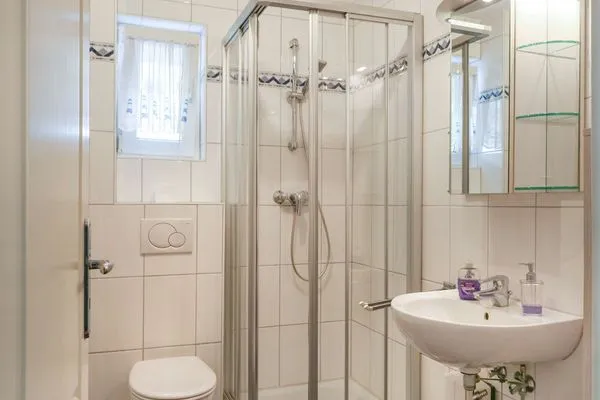 Badezimmer Appartementhaus Waldstraße - Baabe Ferienwohnung Sonnenschein