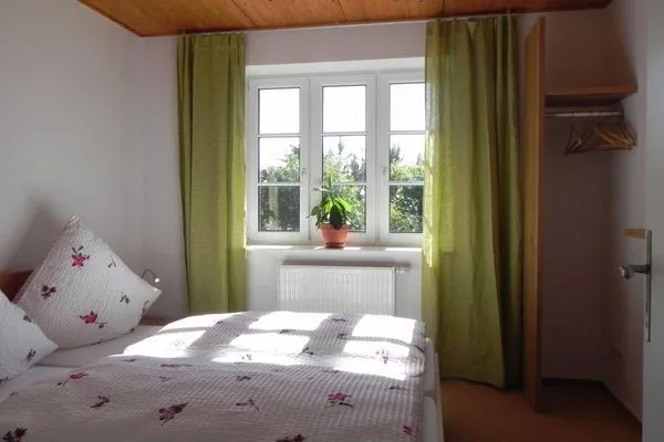 Doppelbettschlafzimmer in der Ferienwohnung Bi Strun Nebel auf Amrum Haus Nordlicht Ferienwohnung *Bi Strun*