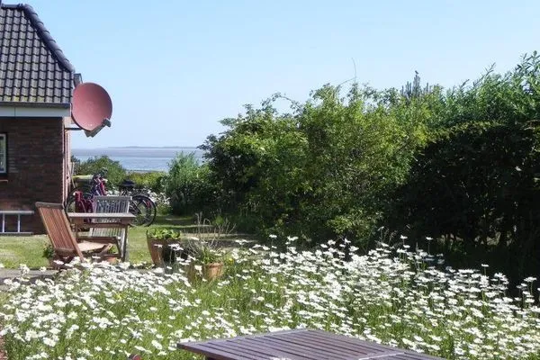Garten mit Blick ins Wattenmeer der Ferienwohnung Bi Strun Nebel auf Amrum Haus Nordlicht Ferienwohnung *Bi Strun*