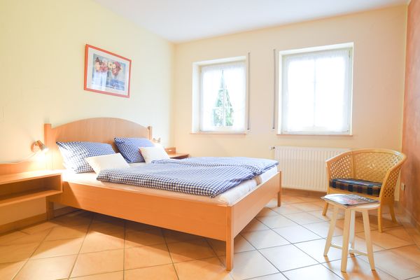 Haus am Spielplatz Schweinchen Schmallenberg - Schlafzimmer 1 Wohnung Schweinchen