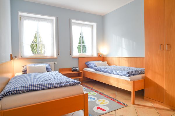 Haus am Spielplatz Schweinchen Schmallenberg - Schlafzimmer 2 Wohnung Schweinchen