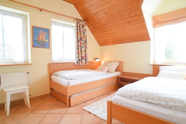 Haus am Spielplatz Strauß Schmallenberg - Schlafzimmer 1 Wohnung Strauß