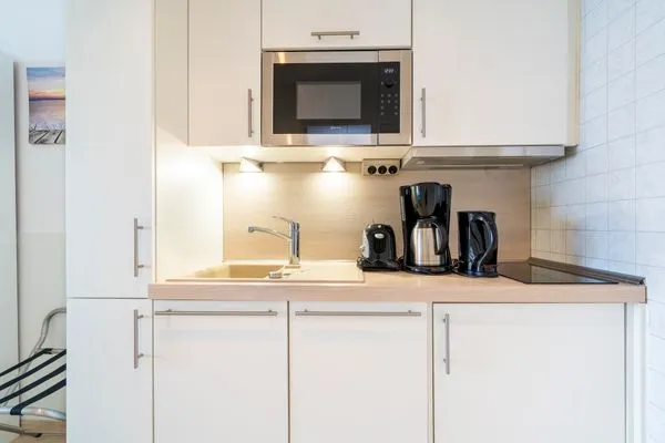 Küche, Wasserkocher, Mikrowelle, Kaffeemaschine, Ceranfeld, Kochecke, Küchenschrank, Spüle, Kühlschrank  Ferienwohnung "Meerblick App. 805"