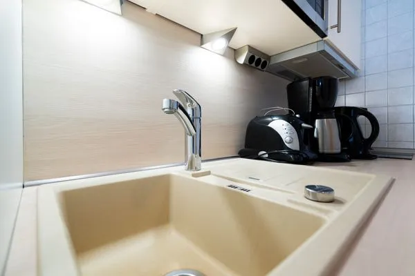 Küche, Wasserkocher, Mikrowelle, Kaffeemaschine, Ceranfeld, Kochecke, Küchenschrank, Spüle, Kühlschrank  Ferienwohnung "Meerblick App. 805"