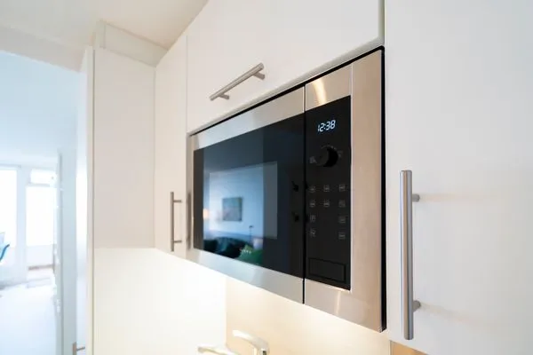 Küchenschrank, Mikrowelle  Ferienwohnung "Meerblick App. 805"