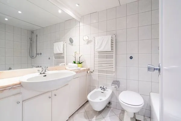 Toilette, Bidet, Waschbecken, Badewanne, Handtuchtrockner  Ferienwohnung "Meerblick App. 805"