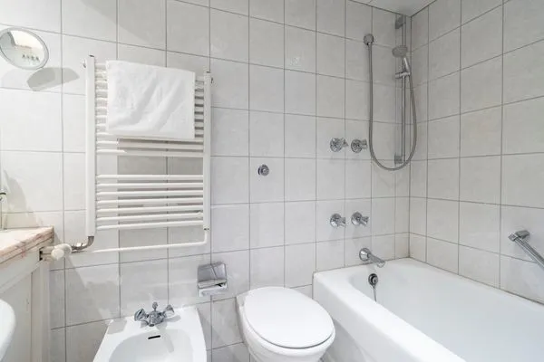 Toilette, Bidet, Waschbecken, Badewanne, Handtuchtrockner  Ferienwohnung "Meerblick App. 805"