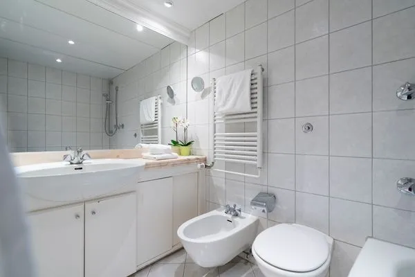 Toilette, Bidet, Waschbecken, Badewanne, Handtuchtrockner  Ferienwohnung "Meerblick App. 805"