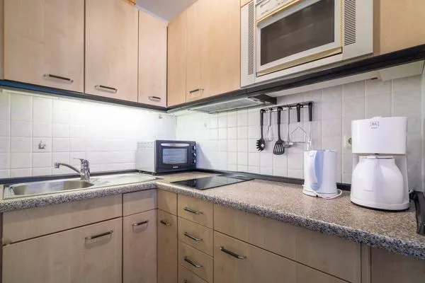 Küche, Wasserkocher, Mikrowelle, Kaffeemaschine Küchenschrank, Spüle, Kühlschrank Gorch-Fock-Park Ferienwohnung "App. 3"