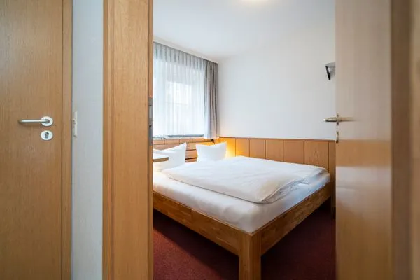 Schlafzimmer, Doppelbett, Schrank, Nachttisch Gorch-Fock-Park Ferienwohnung "App. 3"