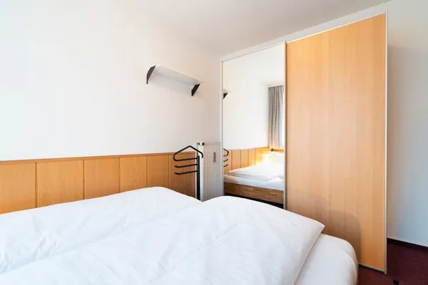 Schlafzimmer, Doppelbett, Schrank, Nachttisch Gorch-Fock-Park Ferienwohnung "App. 3"