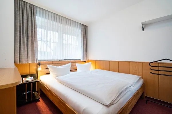 Schlafzimmer, Doppelbett, Schrank, Nachttisch Gorch-Fock-Park Ferienwohnung "App. 3"