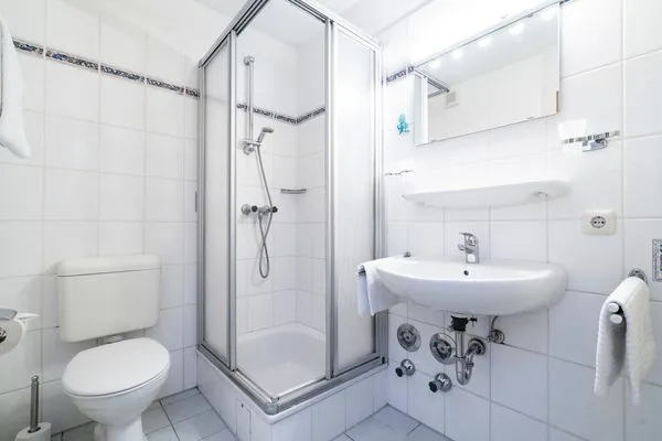 Badezimmer, Toilette, Dusche, Waschbecken, Spiegel Gorch-Fock-Park Ferienwohnung "App. 3"