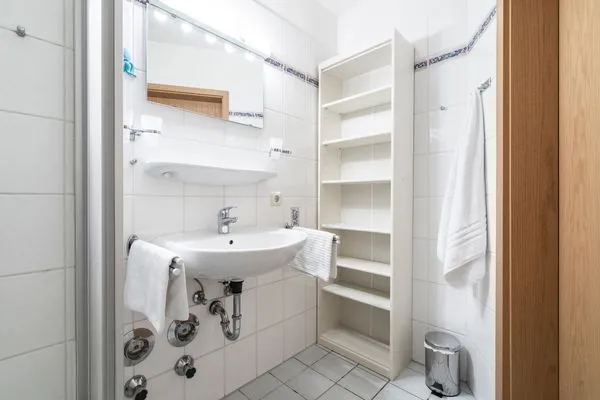 Badezimmer, Toilette, Dusche, Waschbecken, Spiegel Gorch-Fock-Park Ferienwohnung "App. 3"