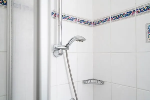 Badezimmer, Toilette, Dusche, Waschbecken, Spiegel Gorch-Fock-Park Ferienwohnung "App. 3"