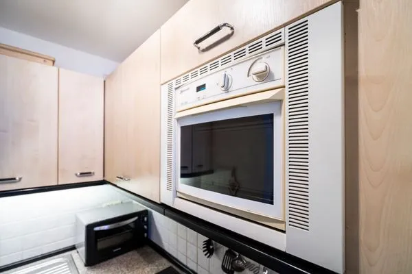 Küche, Wasserkocher, Mikrowelle, Kaffeemaschine Küchenschrank, Spüle, Kühlschrank Gorch-Fock-Park Ferienwohnung "App. 3"