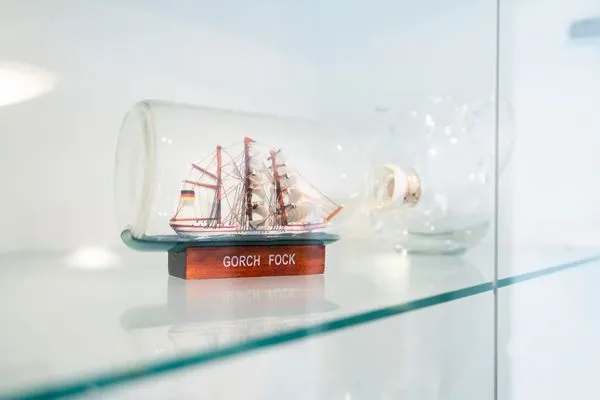 Schiff in Glasflasche Gorch-Fock-Park Ferienwohnung "App. 3"