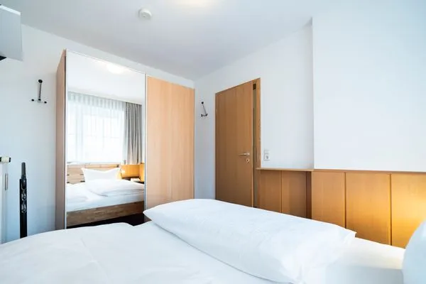 Schlafzimmer, Doppelbett, Schrank, Nachttisch Gorch-Fock-Park Ferienwohnung "App. 3"