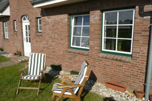 Garten und Gartenstühle am Haus Nordlicht in Nebel auf Amrum Haus Nordlicht Ferienwohnung *Auer Lun*