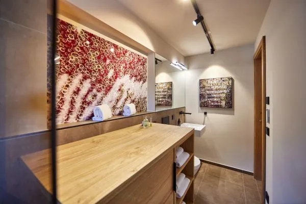 Decorative detail  Wax-N-Stein