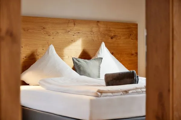 Decorative detail  Wax-N-Stein