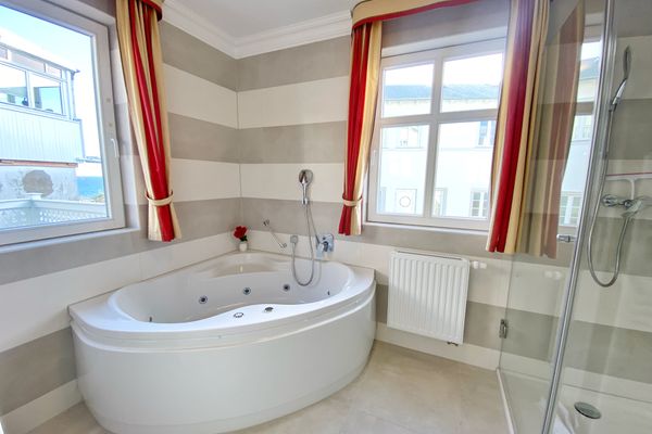 helles Bad mit Wanne / Whirlpool