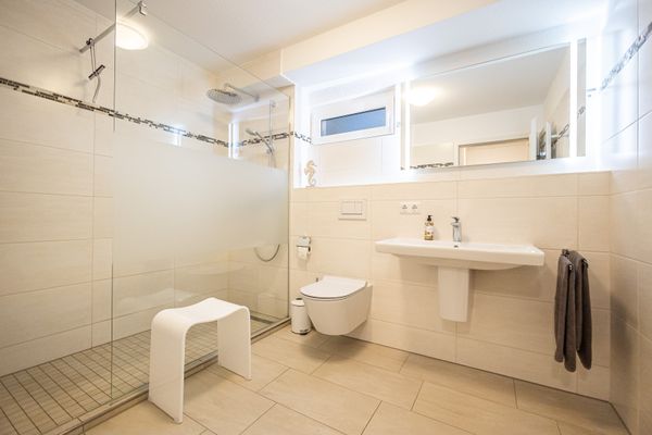 Achtern Diek Haus 2b Zingst - Badezimmer