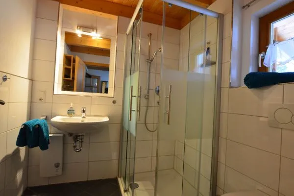 Dusche ebenerdig  Onkel Leo - Feriendorf Via Claudia Haus 42