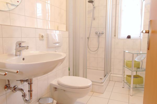  Hoppenberg 7 Wohnung DG links Zingst - Badezimmer