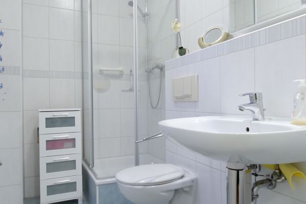  Neue Reihe 17 Wohnung 4 Zingst - Badezimmer