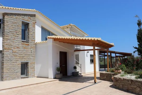 Fassade / Eingang  Assini View