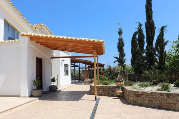 Fassade / Eingang  Assini View