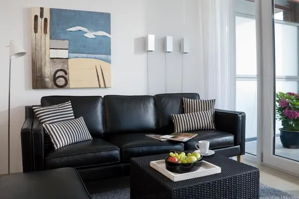 Sofa mit Kissen in der Ferienwohnung Aalto in Wittdün auf Amrum Amrumer Welle Ferienwohnung „Aalto"