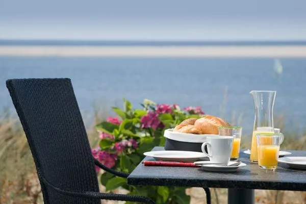 Terrasse mit Frühstückstisch in der Ferienwohnung Aalto in Wittdün auf Amrum Amrumer Welle Ferienwohnung „Aalto"