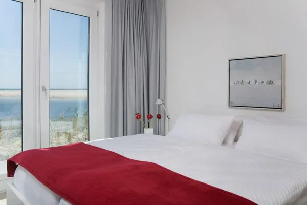 Schlafzimmer mit Meerblick in der Ferienwohnung Aalto in Wittdün auf Amrum Amrumer Welle Ferienwohnung „Aalto"