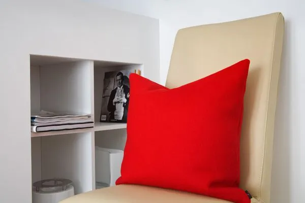 Stuhl mit Kissen in der Ferienwohnung Aalto in Wittdün auf Amrum Amrumer Welle Ferienwohnung „Aalto"