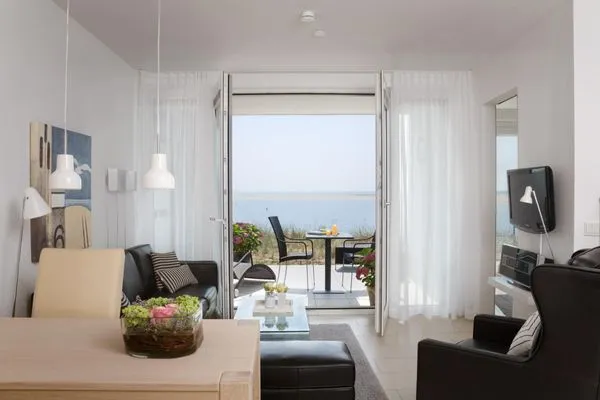 Wohnbereich und Blick aufs Meer in der Ferienwohnung Aalto in Wittdün auf Amrum Amrumer Welle Ferienwohnung „Aalto"