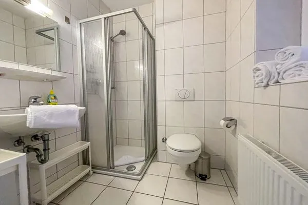 Haus am Waldbad FeWo Westwind 4 Sahlenburg - Badezimmer