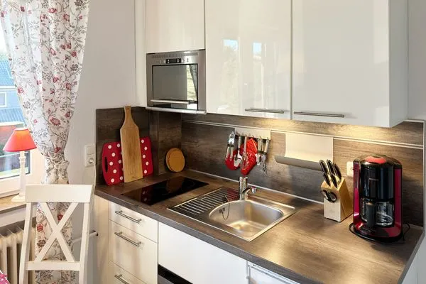 Küchenzeile in der Ferienwohnung Wattenmeer in Wittdün auf Amrum Haus Diana Ferienwohnung „Wattenmeer"