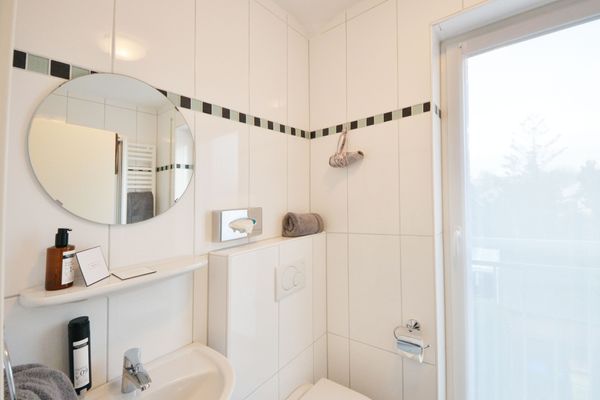  Ferienwohnung Mittelpunkt - Haus Mittelpunkt Wangerooge - Badezimmer