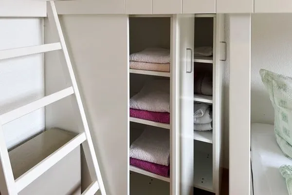 Schrank im Schlafzimmer in der Ferienwohnung Südspitze 18/6 Meerblick in Wittdün auf Amrum Haus *Südspitze 18* Ferienwohnung Südspitze 18/6 - Meerblick