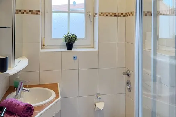 Badezimmer in der Ferienwohnung Südspitze 18/6 Meerblick in Wittdün auf Amrum Haus *Südspitze 18* Ferienwohnung Südspitze 18/6 - Meerblick
