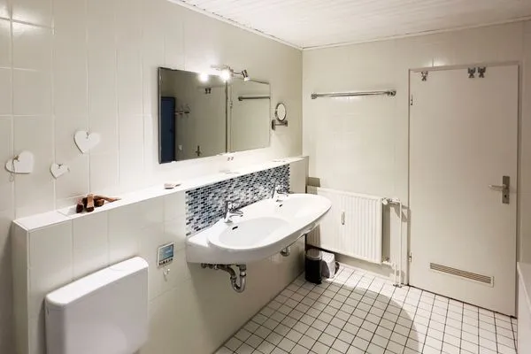 Badezimmer der Ferienwohnung "Willkommen bei den Hartmanns" in Wittdün auf Amrum Haus Nordenlicht Ferienwohnung „Willkommen bei den Hartmanns"