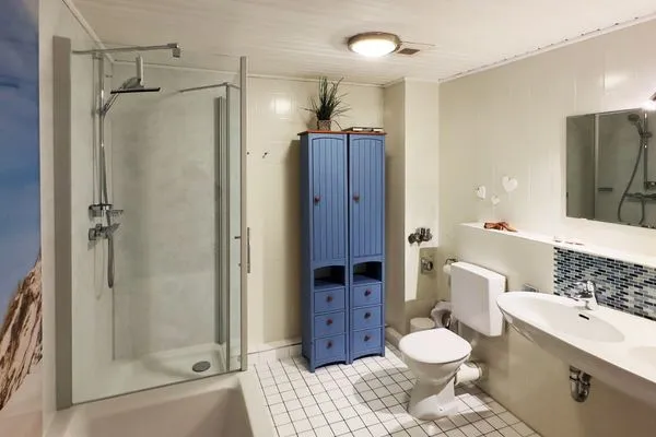 Badezimmer der Ferienwohnung "Willkommen bei den Hartmanns" in Wittdün auf Amrum Haus Nordenlicht Ferienwohnung „Willkommen bei den Hartmanns"