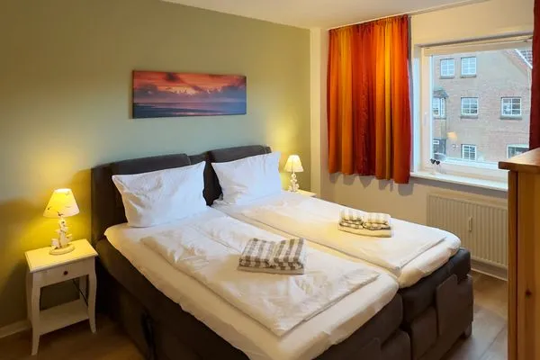 Schlafzimmer 1 der Ferienwohnung "Willkommen bei den Hartmanns" in Wittdün auf Amrum Haus Nordenlicht Ferienwohnung „Willkommen bei den Hartmanns"