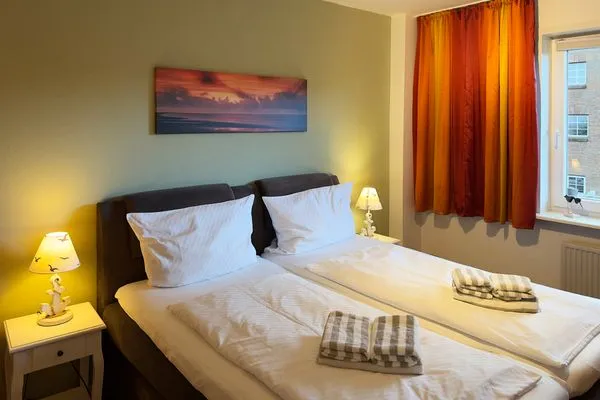 Schlafzimmer 1 der Ferienwohnung "Willkommen bei den Hartmanns" in Wittdün auf Amrum Haus Nordenlicht Ferienwohnung „Willkommen bei den Hartmanns"